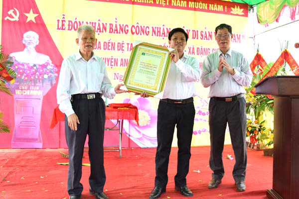 Công[-]nhận[-]Cây[-]Di[-]sản[-]Việt[-]Nam[-]cho[-]cây[-]Đa[-]cổ[-]thụ[-]có[-]niên[-]đại[-]khoảng[-]300[-]năm[-]tuổi